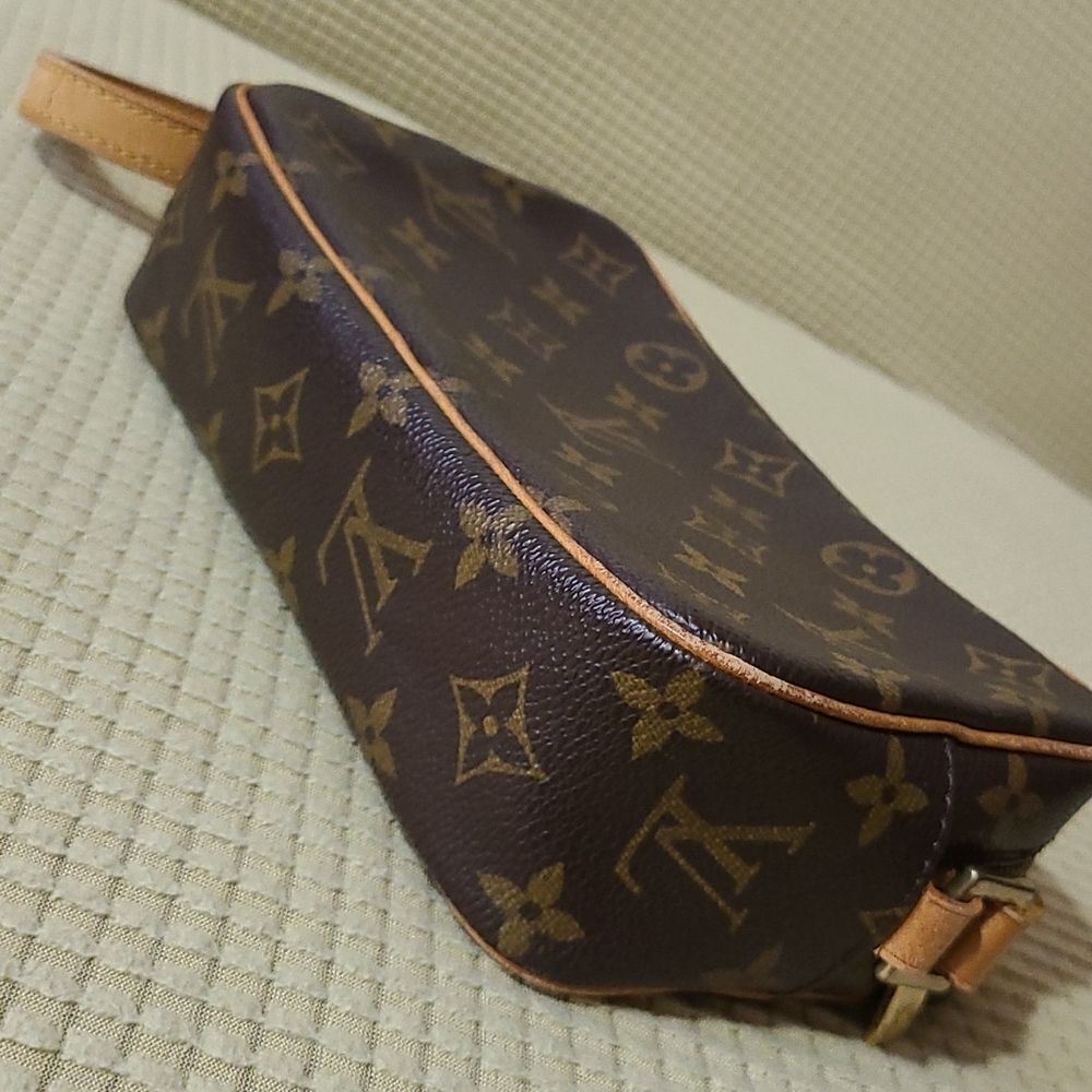 💯Authentic Louis Vuitton Handbag 🍀 - Picture 13 of 17